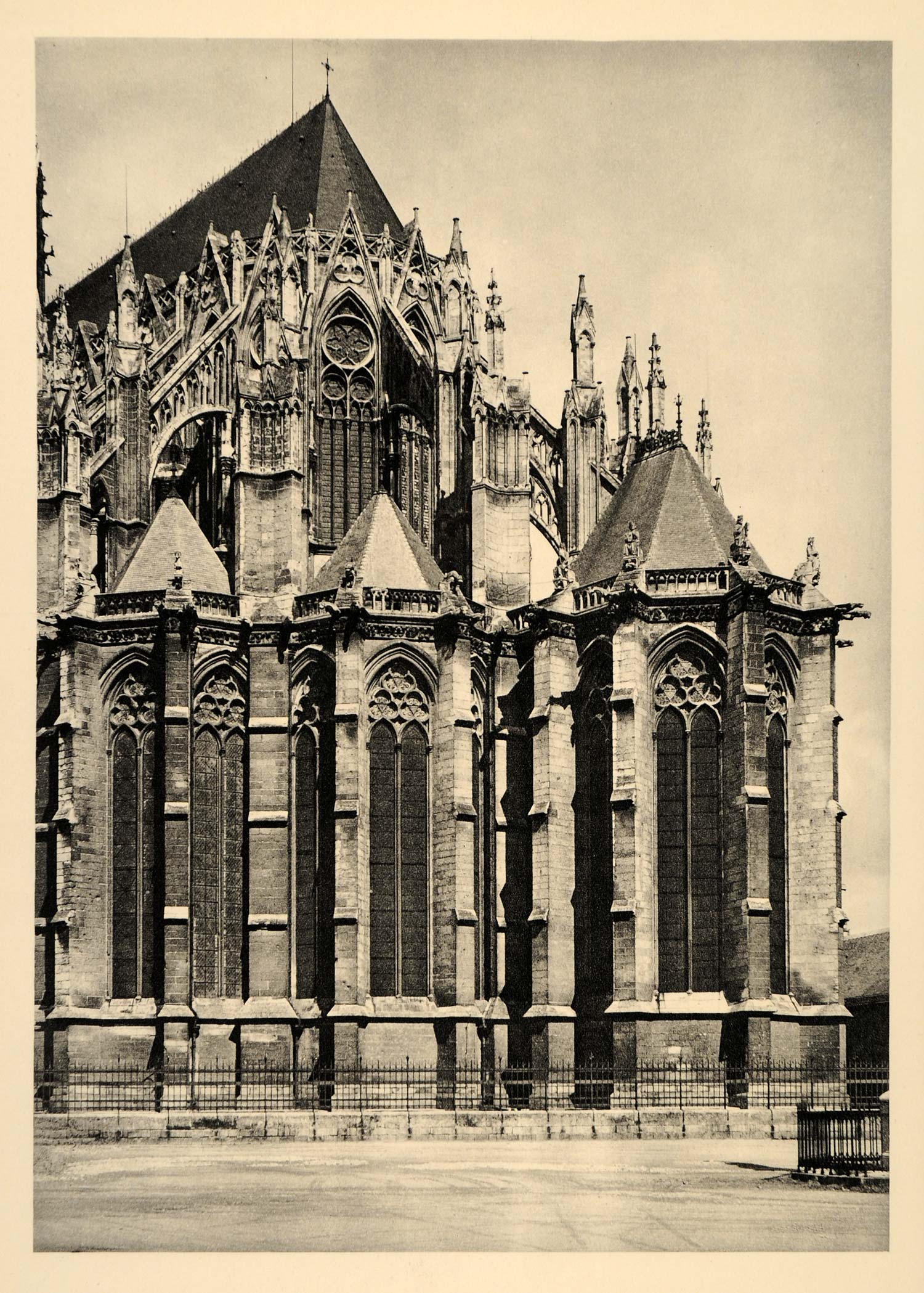 Chartres Cathedral: Scale Architectual Paper Model (French Edition)